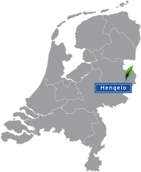 Landkaart Nederland grijs - locatie Dagnall Taleninstituut in Hengelo - aangegeven met blauw plaatsnaambord met witte letters en Dagnall veer - op transparante achtergrond - 600 * 733 pixels
